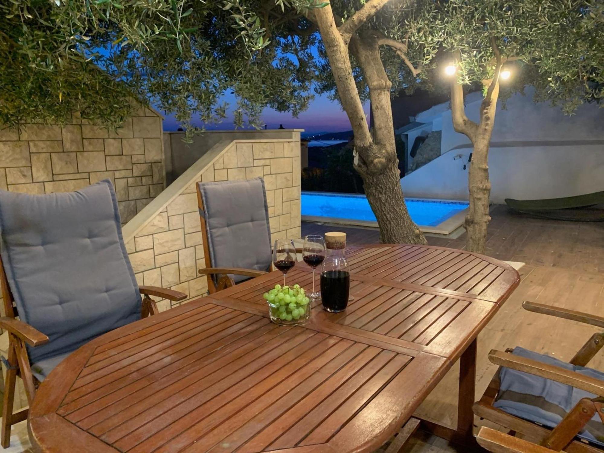 Apartments With Pool Vrdoljak Omiš Стая снимка