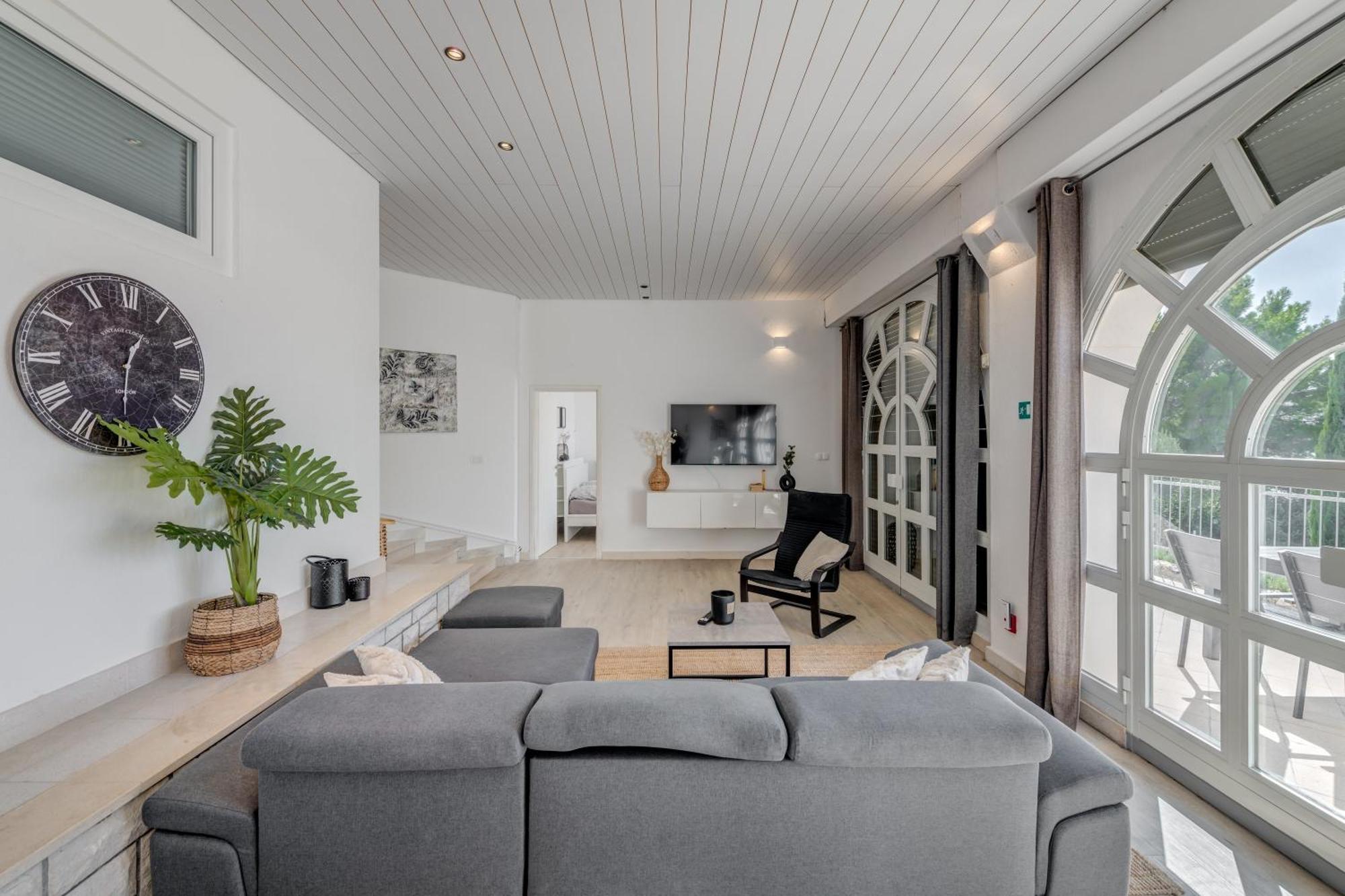 Apartments With Pool Vrdoljak Omiš Стая снимка