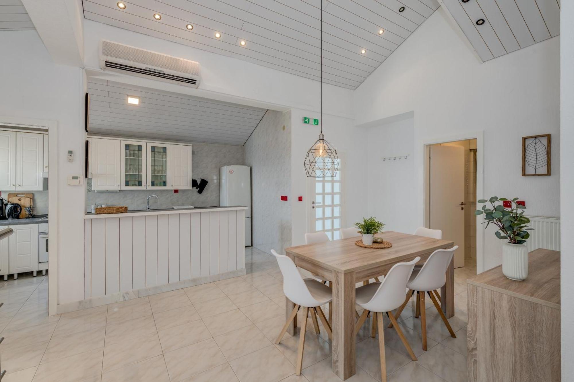 Apartments With Pool Vrdoljak Omiš Стая снимка