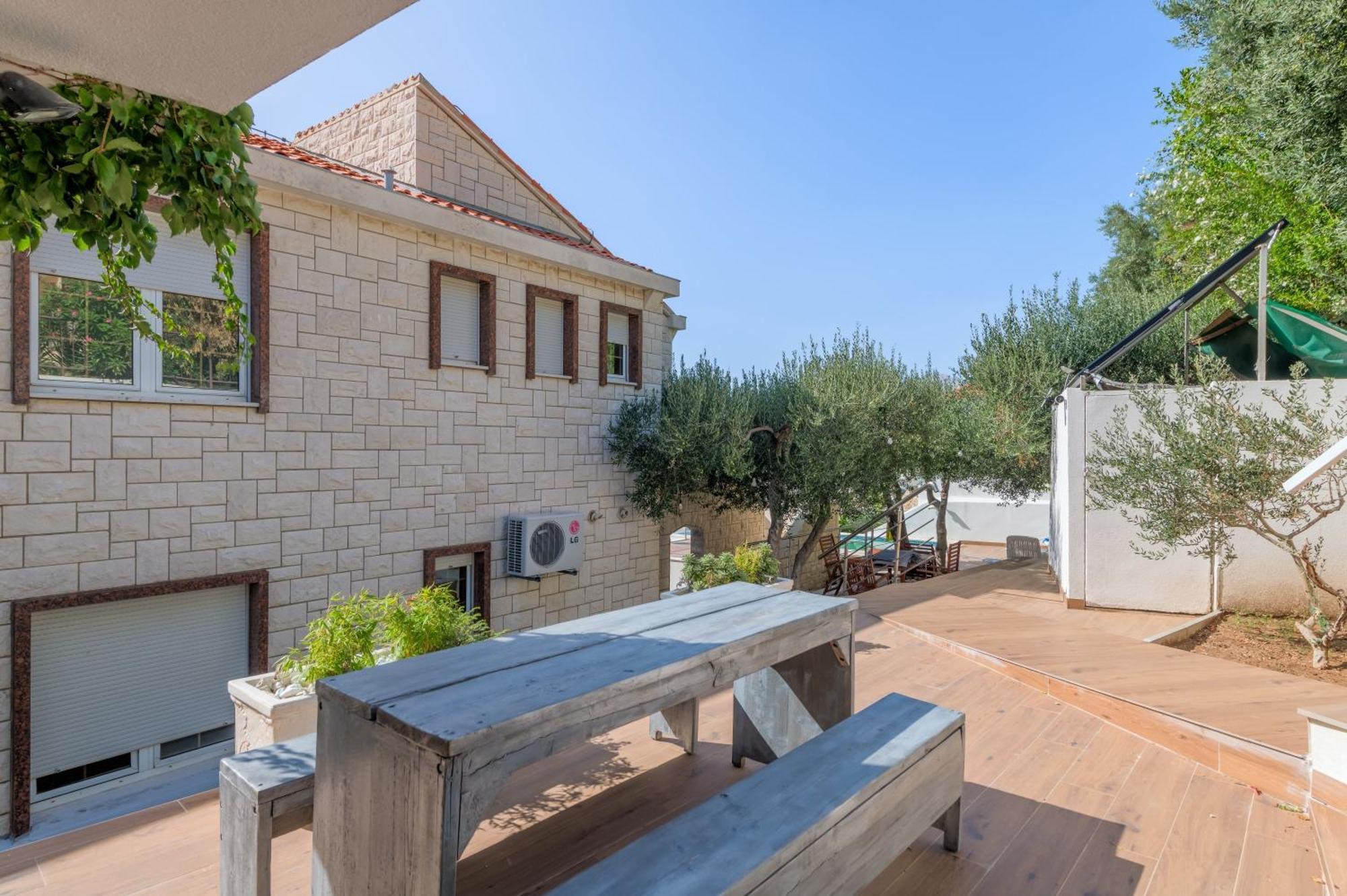 Apartments With Pool Vrdoljak Omiš Стая снимка